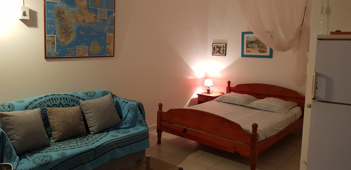 睡眠区配备蚊帐、酿造机和空调