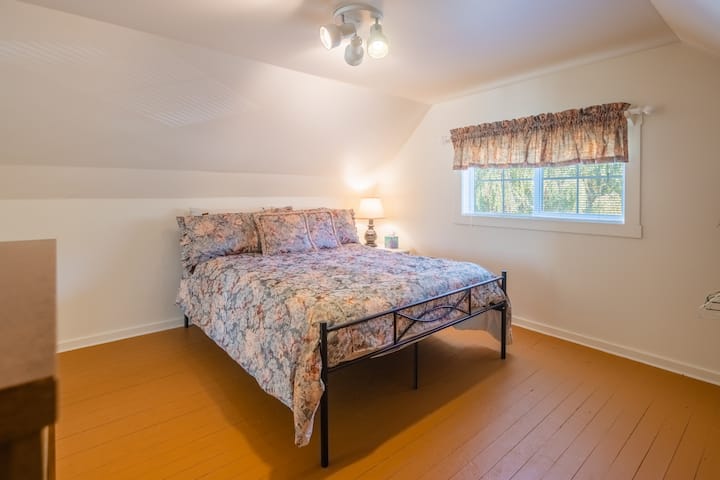 חדר שינה למעלה, מיטת קווין, שידה.