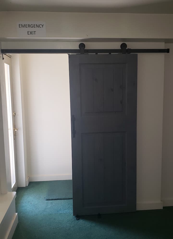 כניסה לדלת הזזה של דלת האסם לסוויטה התחתונה מחדר המדרגות ומהדלת הצדדית החיצונית.