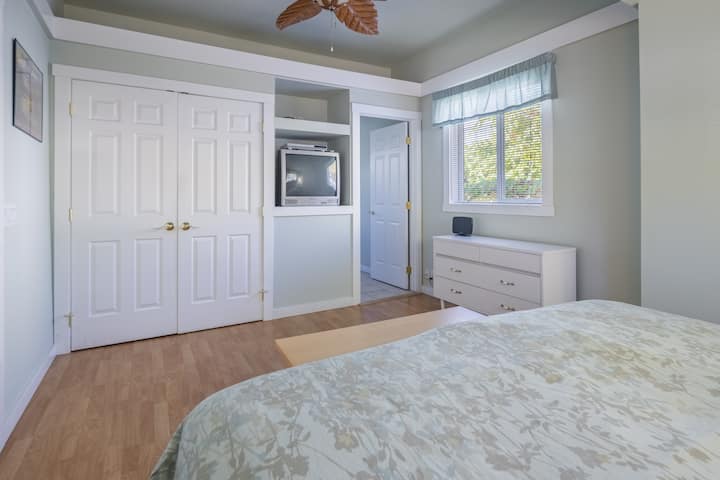 סוויטת הורים עם ארון גדול, מאוורר תקרה, טלוויזיה בכבלים ונגן די .וי .די.