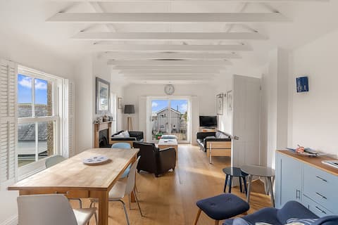 Top Airbnb: Wonderful House in Hope Cove - 2 mins from Beach! in South Huish