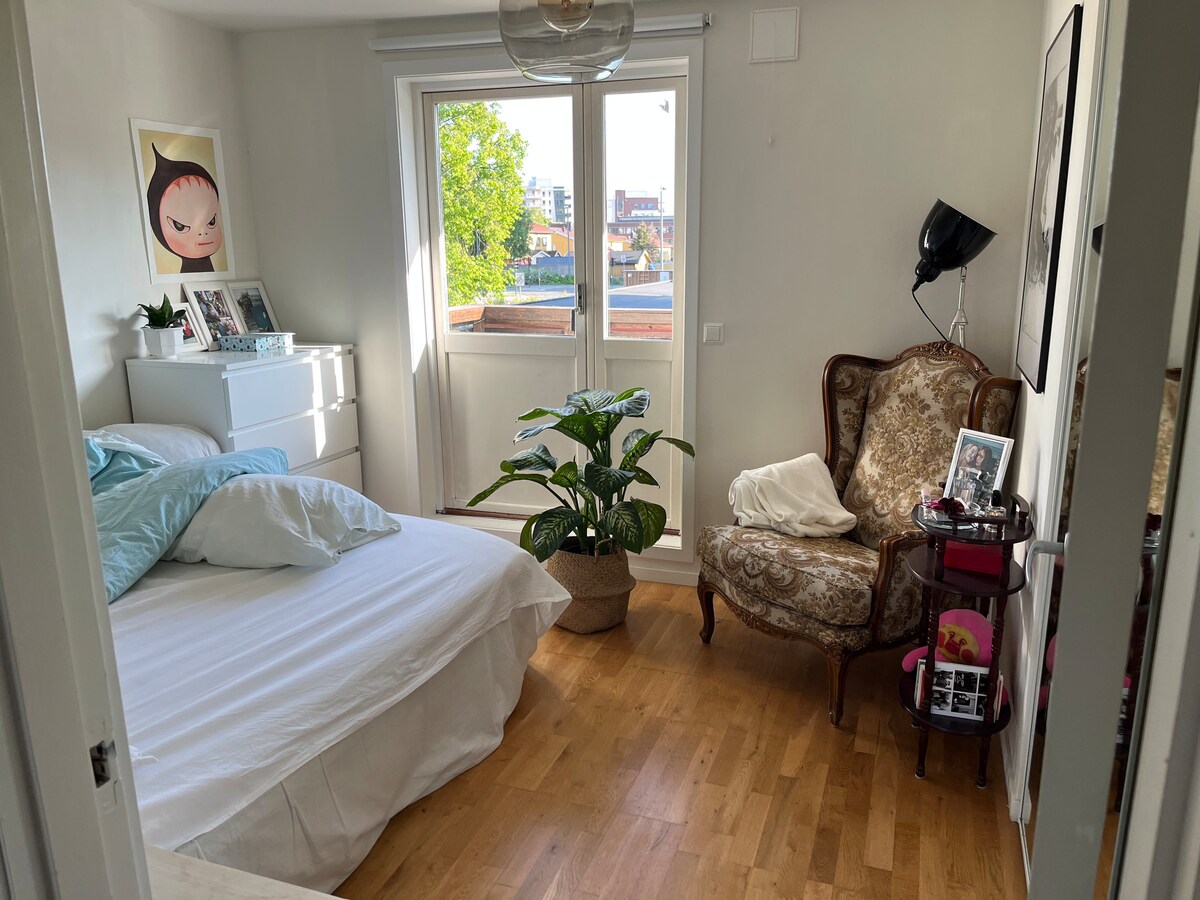 我女儿的卧室（她还没有整理床铺）双人床，宽1.8米。 衣柜里满了（她有很多衣服）。 如果房客需要衣柜，我可以在其他人那里找到一些空间。