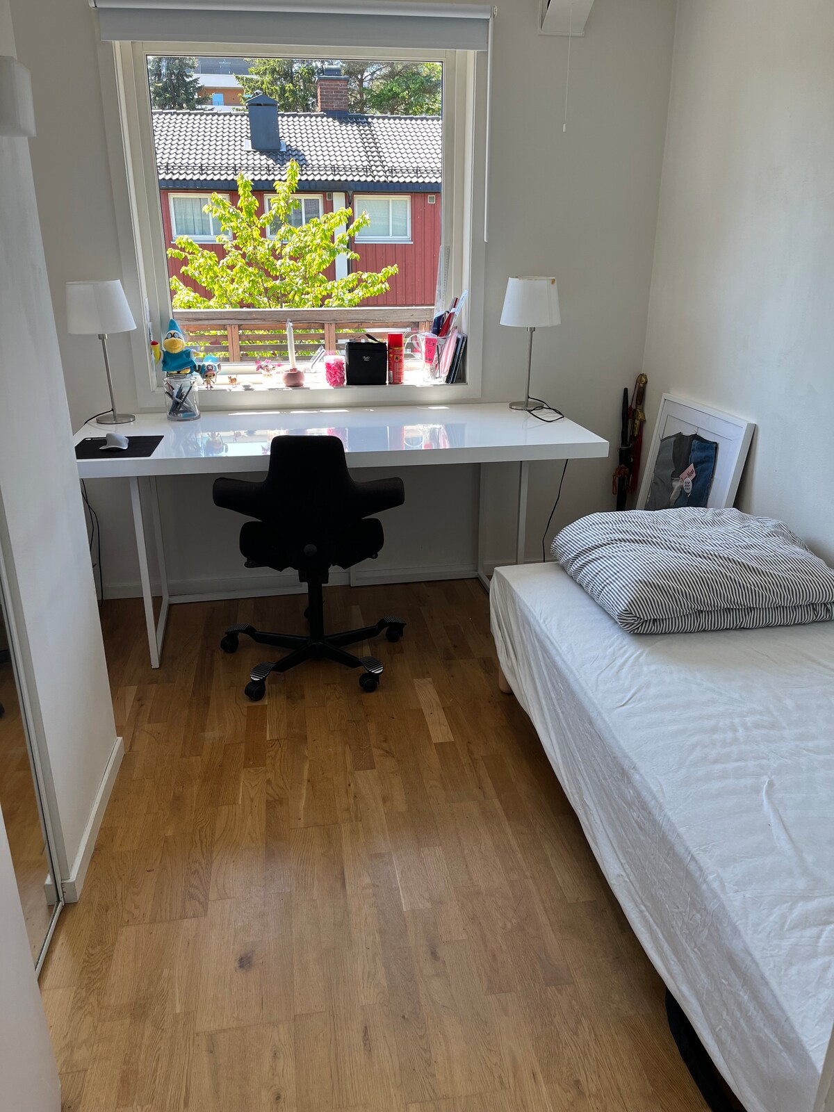 我女儿的办公室。 单人床可为房客提供服务