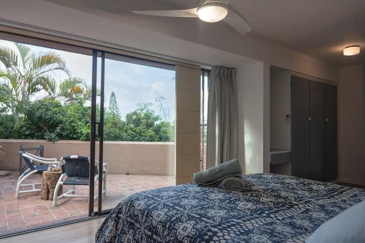 Bilik tidur utama dan balkoni, pemandangan laut yang indah!