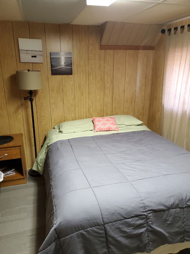 Dormitorio4 con almohada queen en la planta baja.