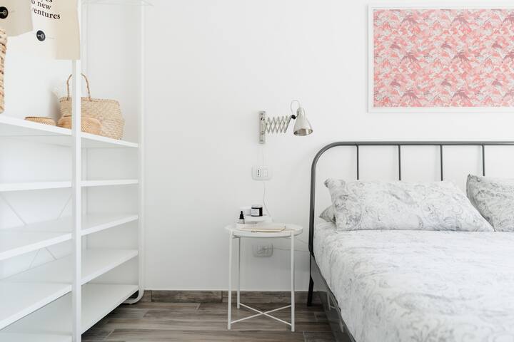 Dormitorio con puerta de ventana con vistas al jardín  / dormitorio. En esta habitación, también encuentras una hermosa ventana francesa, que conduce hasta el jardín.