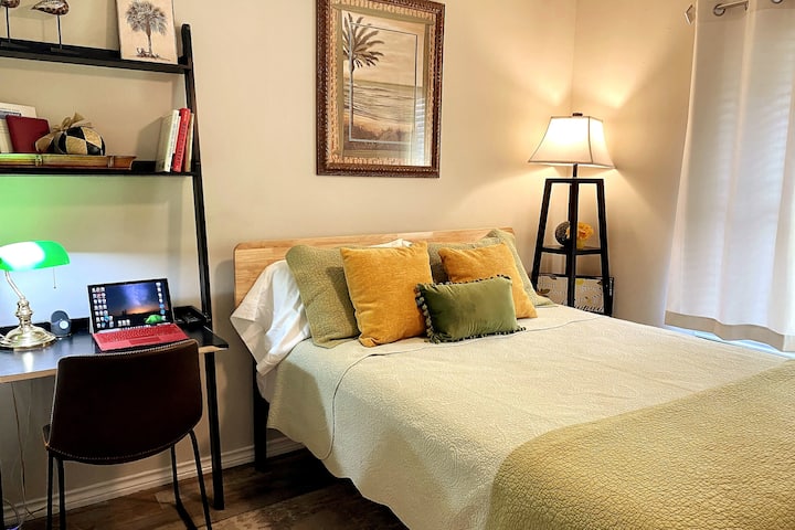 Relájate cómodamente y trabaja en nuestro acogedor dormitorio queen con un área de trabajo conveniente. Disfruta de la comodidad de nuestras cortinas oscurecedoras de la habitación, perfectas para las siestas diurnas o para dormir bien por la noche. 
