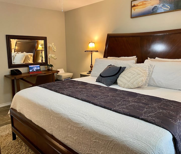 Disfruta de una estadía relajante y productiva en el dormitorio king, diseñado para el máximo confort y relajación. Mantente conectado con un escritorio e impresora en expansión, ideal para viajeros de negocios o para cualquiera que necesite mantenerse productivo sobre la marcha. 