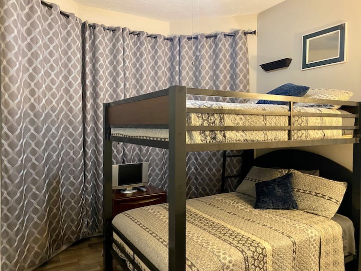 Disfruta de una gran noche de sueño en este espacio, amueblado con literas completas y cortinas opacas que crean un ambiente relajante. Con la ventaja de un televisor, dispondrás de todo lo que necesitas para relajarte después de un largo día de exploración.