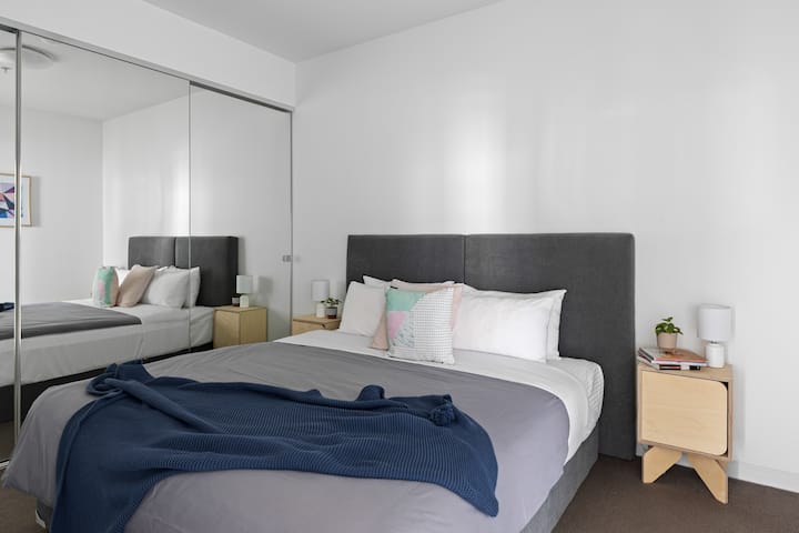 Nosso segundo quarto tem uma cama king pode ser dividido em duas camas de solteiro mediante solicitação prévia. Entre em contato conosco se quiser dividi-las :)