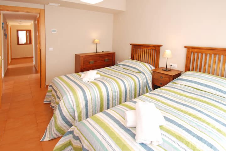 Dormitorio con dos camas individuales.