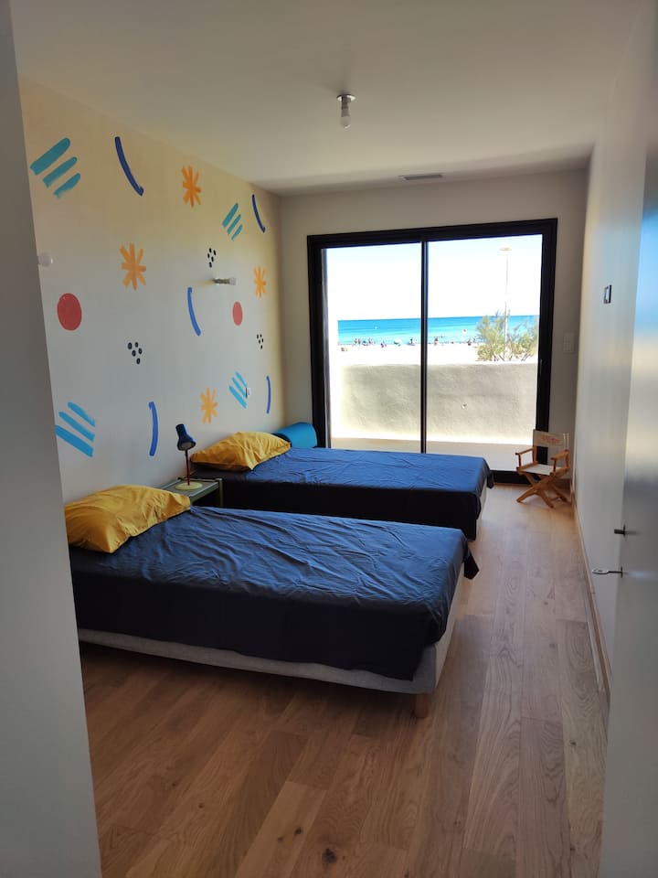 房间配有两张床，可俯瞰大海