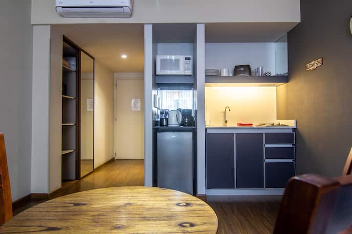 Kitnet mobiliada com piscina, academia e segurança 24 h em Palermo