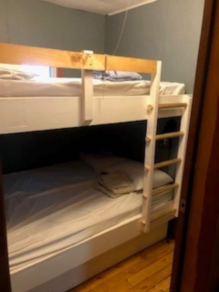 غرفة بطابقين - سريران مزدوجان