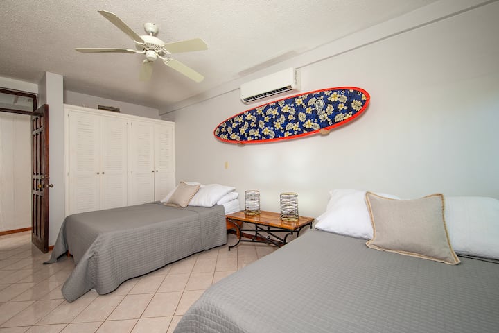 ห้องนอนชั้นล่างพร้อมห้องน้ำในตัวติดห้องซักรีด 