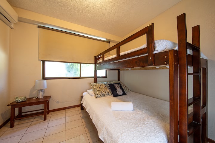 เตียงสองชั้นพร้อมเตียงควีนไซส์และเตียงแฝดตู้เสื้อผ้าไม่มีห้องน้ำ