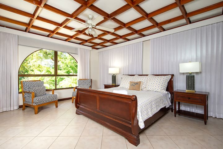 ชั้นบนห้องนอนใหญ่ห้องที่ 2 พร้อมห้องน้ำในตัวเครื่องปรับอากาศและทีวี