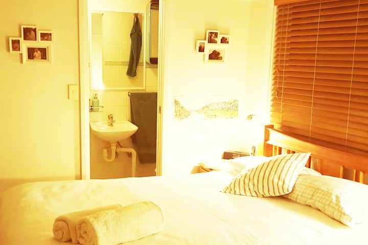 Dormitorio principal: la foto muestra la puerta de entrada al baño privado (ducha, inodoro y lavabo)