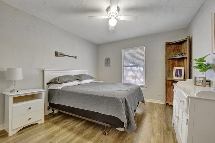 Bračni krevet (160x200) na prvom katu. 