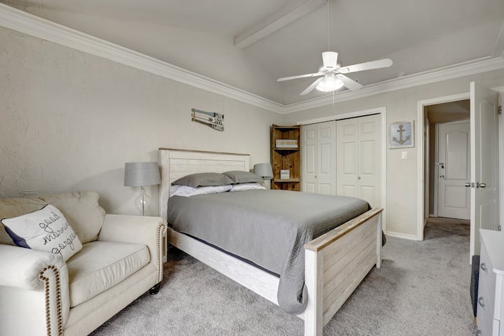 Soba na katu s bračnim krevetom i izlazom na privatni balkon s pogledom na jezero i zalazak sunca