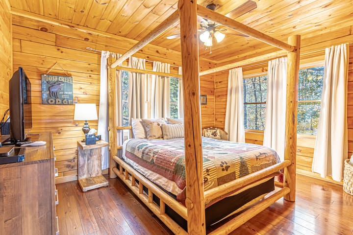 LA HABITACIÓN DE ALCES
Este dormitorio se ubica en el piso principal. La habitación cuenta con cama queen size, vestidor, TV y silla pequeña.