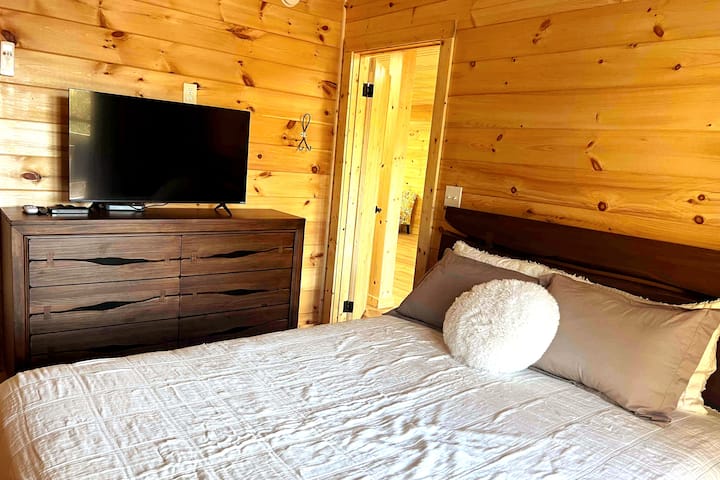 LA HABITACIÓN DEL LOBO.
Este dormitorio está ubicado en el sótano. La habitación tiene una cama tamaño queen, vestidor, TV y su propio aire acondicionado mini-split. 
