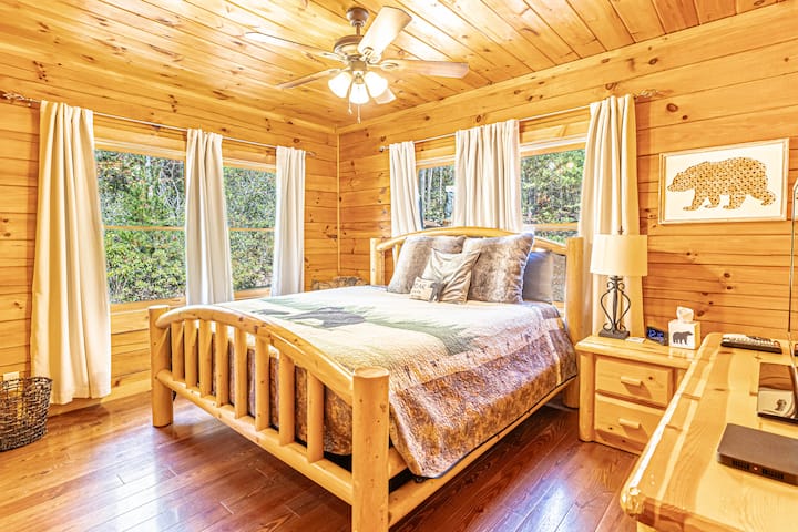 LA HABITACIÓN DEL OSO
Este dormitorio se ubica en el piso principal. Cuenta con cama de tronco tamaño king, TV y sillas pequeñas.