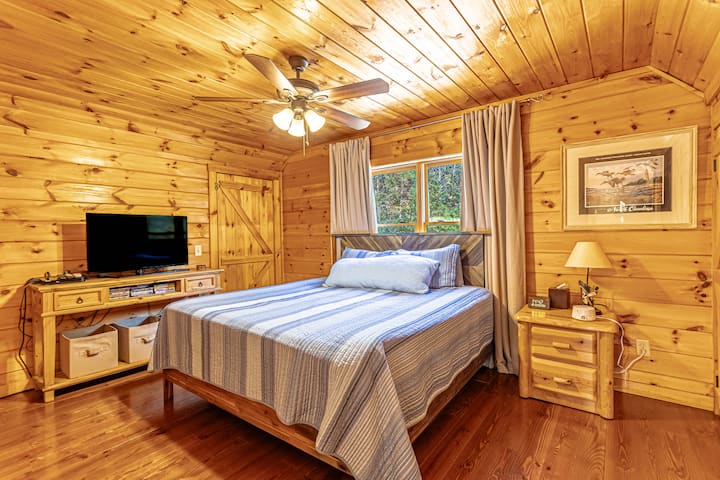 LA HABITACIÓN DE PATOS Este dormitorio se encuentra arriba. La habitación tiene una cama king, TV y su propio aire acondicionado mini-split.