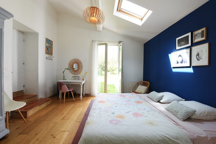 Dhomë me pamje nga kopshti