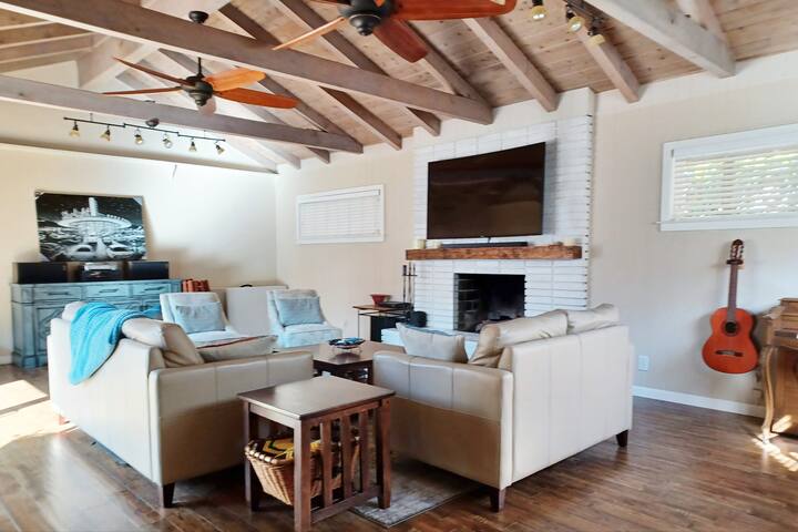 Live the MB Beach Vibe ~ Spacious 4 BR Beach House gallery image 5