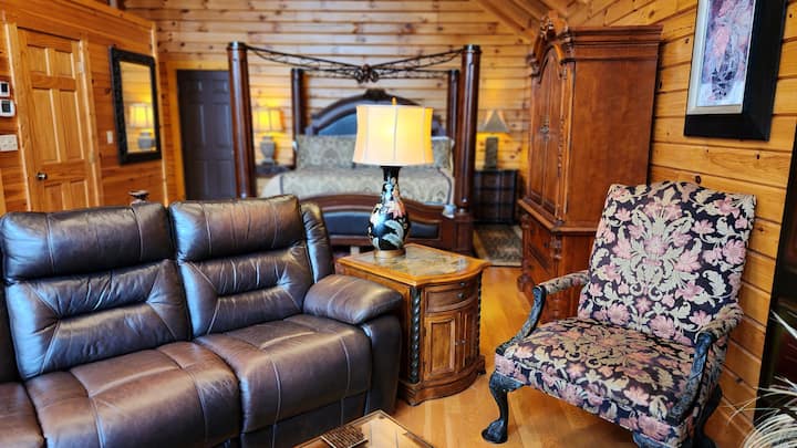 Royale Cabin - Hot Tub, A/C, King Bd, Shower-For-2