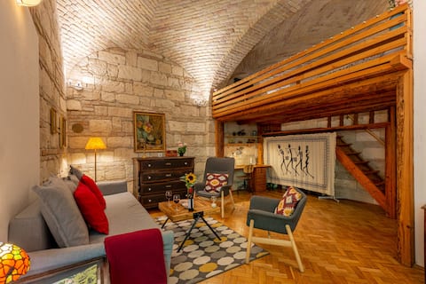 ⛪️ Romantic Basilica Cave Flat - Historical center