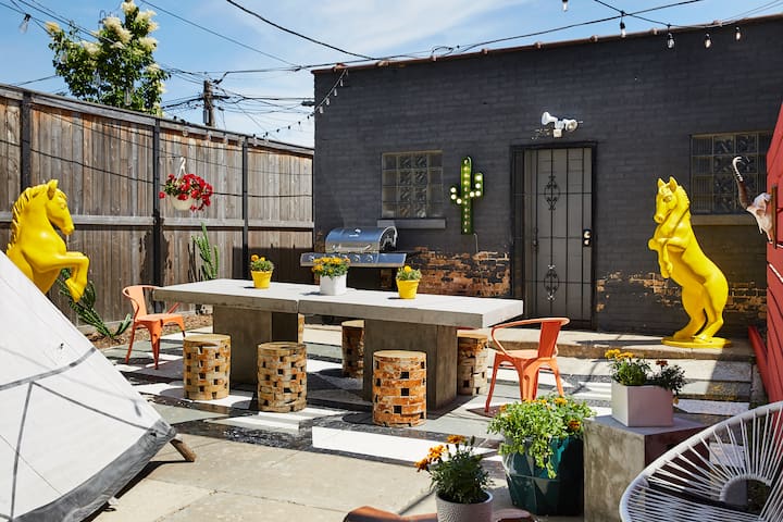 El Motel United Southwestern Estate with Backyard