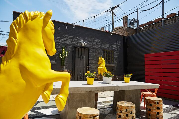 El Motel United Southwestern Estate with Backyard gallery image 5