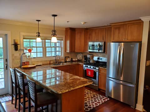 Top Airbnb: Chautauqua Institution First Floor Condo in Chautauqua