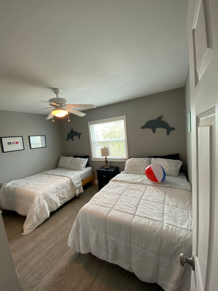 غرفة النوم الثانية. سريران كاملان.