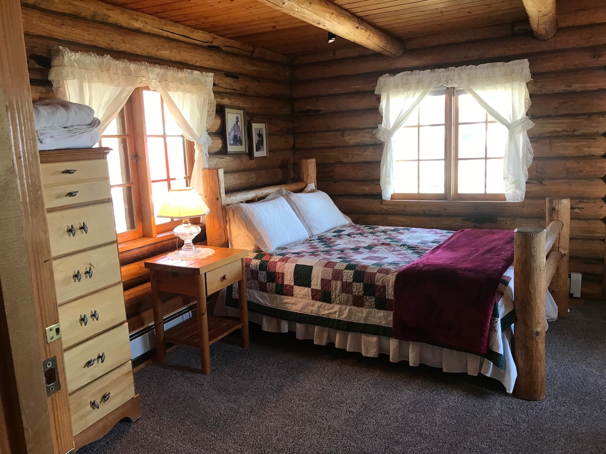 Main Floor Bedroom -- Queen Bed