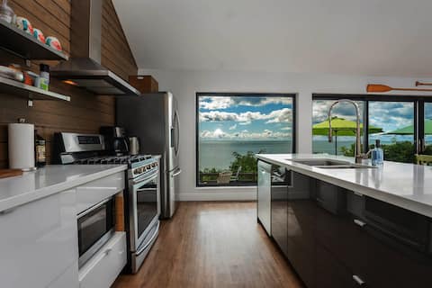Modern Cottage on the Lake - Amazing Views!