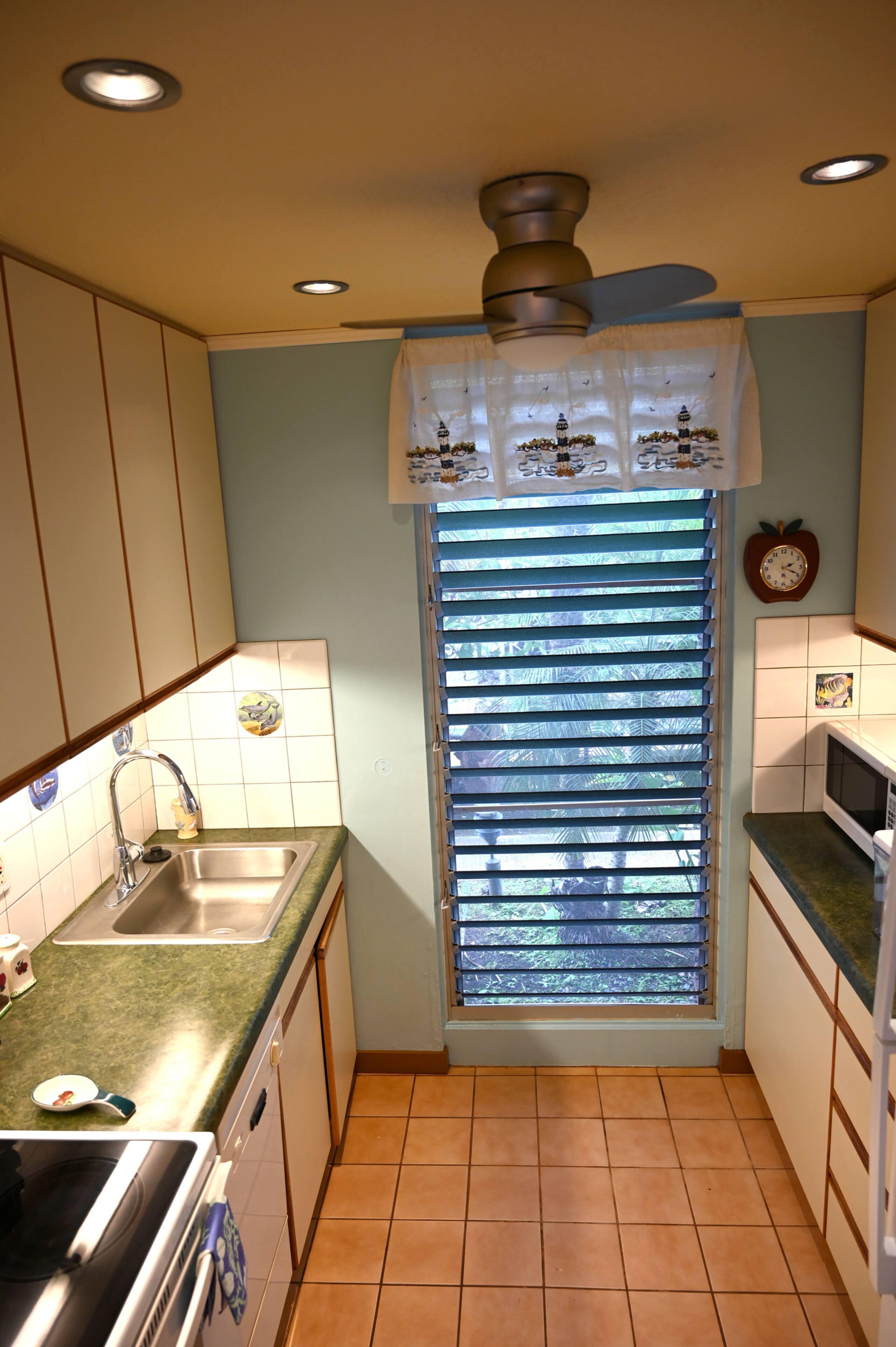 Condo in Lahaina · ★4.93 · 1 bedroom · 2 beds · 1 bath - Image 9