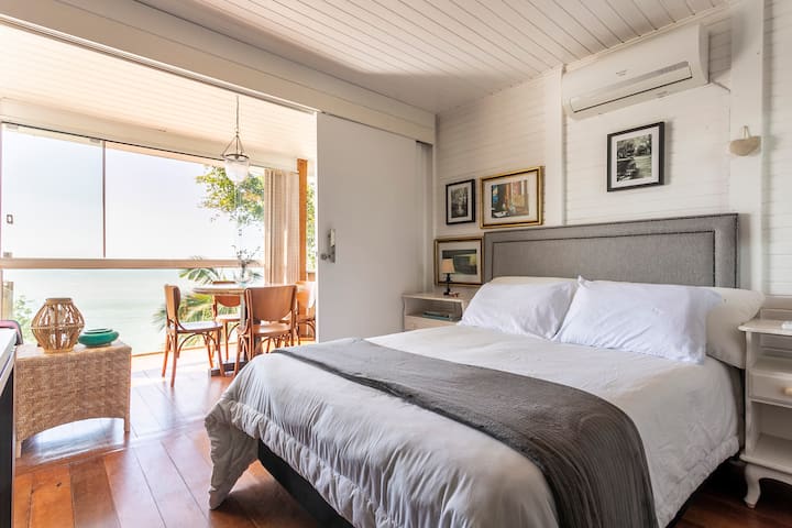 Terceiro quarto.
Porta de correr, aberta proporciona uma linda vista para o mar.
Ar condicionado.
Ao lado do banheiro de uso comum.