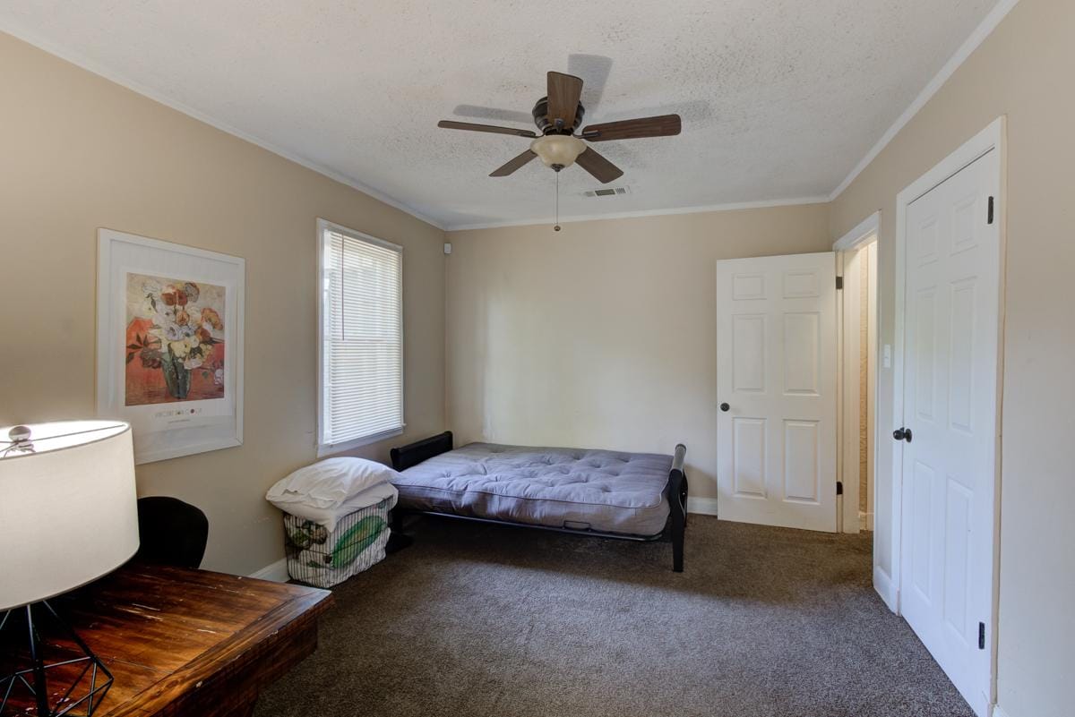 2号卧室/办公室--位于主走廊右侧（与3号卧室相连

日式沙发/床、书桌