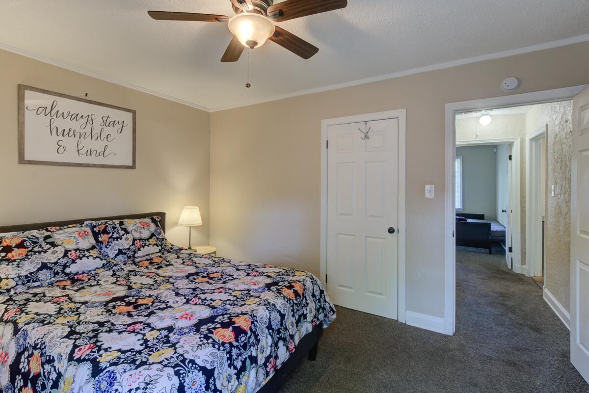 1号卧室--位于客厅左侧