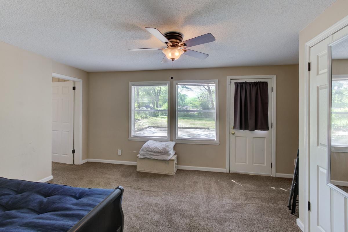 3号卧室--可看到通往后院的门，左侧是通往4号卧室的门