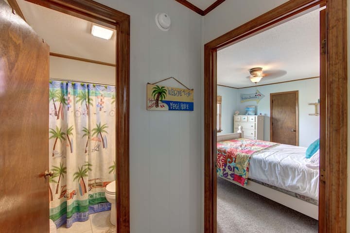 主层卧室和浴室。