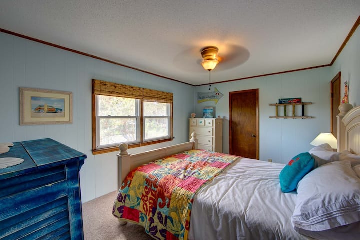 主层卧室，门外就有标准双人床和全功能卫生间。