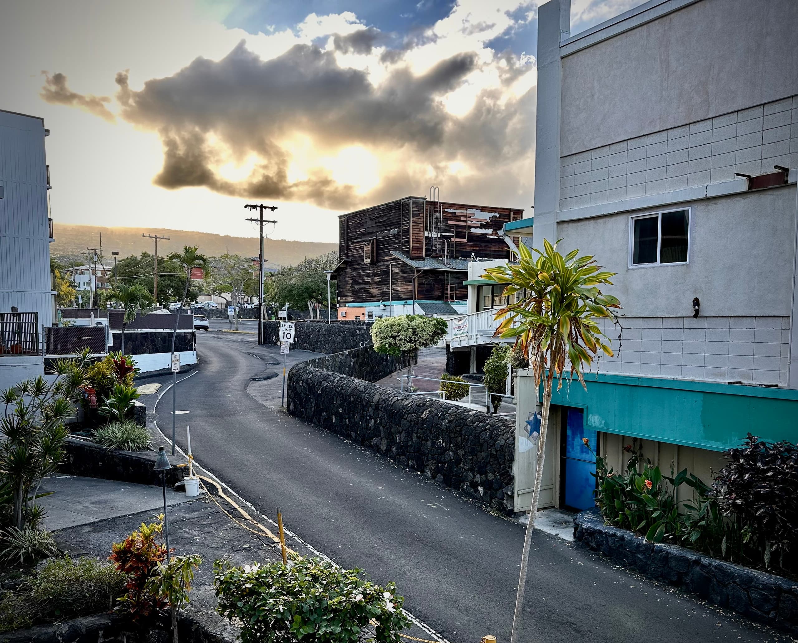 2 bd/2 bath Modern Ali’i Dr Condo right in town! - Image 27
