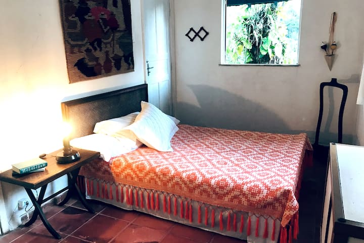 Apartmán 3: manželská posteľ a jednolôžková rozkladacia pohovka s dvoma oknami a dvoma vchodmi, jeden pre vstupnú halu hostinca a druhý pre kuchyňu