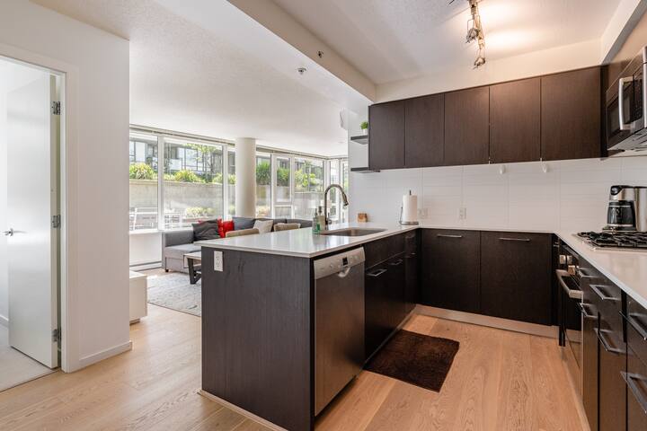 Center Of The Center 2 Br Condo 2 Acre Roof Oasis Apartments For Rent In Richmond British Columbia Canada