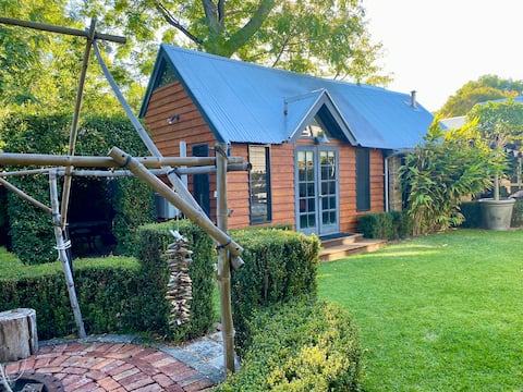 Urban timber cabin, bright & airy close to UWA!