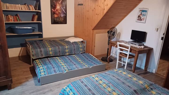 Spálňa 5  18 m ² 1 manželská posteľ a 2 jednolôžka s jedným písacím stolom